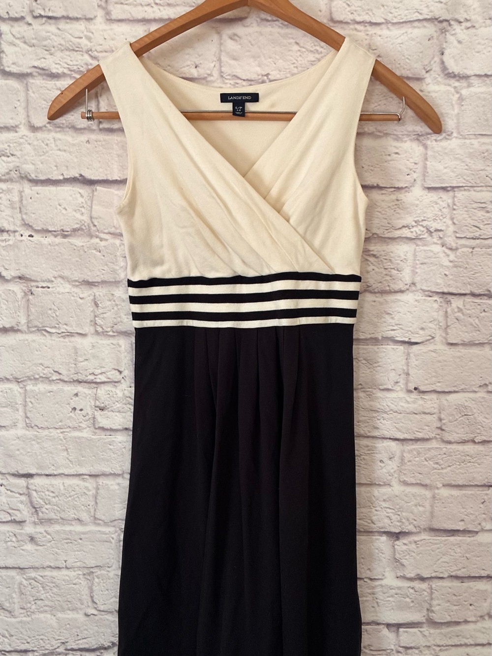 Lands End Cream and Black V-Neck Sleeveless Dress Size 6-8